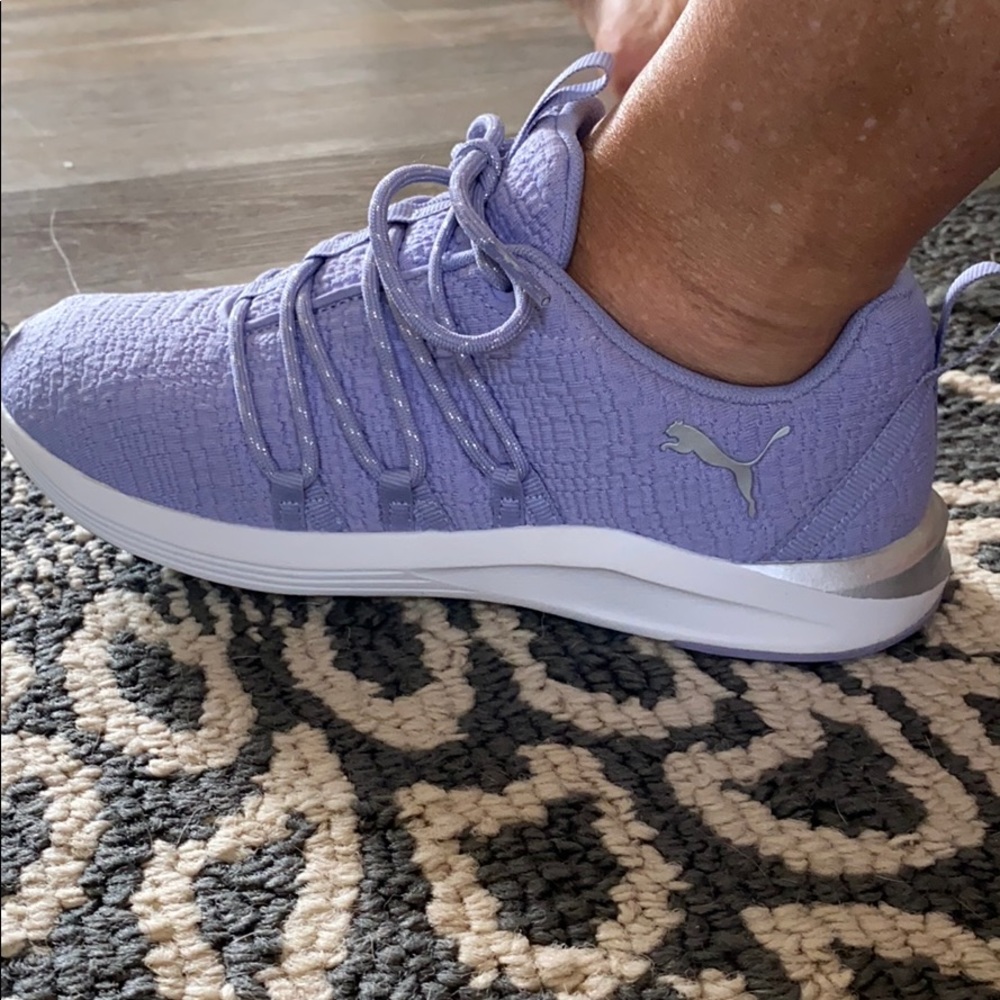 Never worn size 7 women’s purple Puma